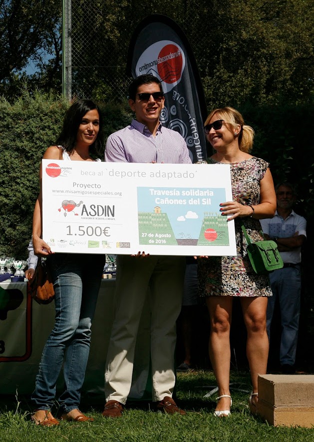 Foto de la donación a Asociación ASDIN de Alcorcón