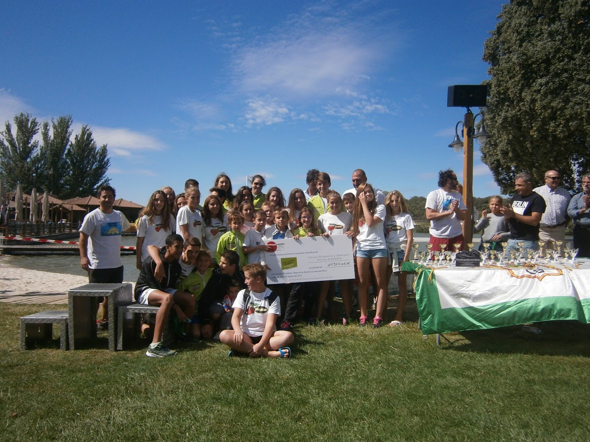 Foto de la donación a Natación y waterpolo del C.Encinas Boadilla