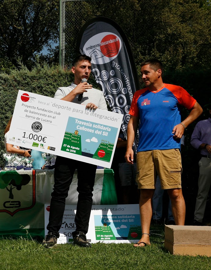 Foto de la donación a Club Baloncesto Lucero