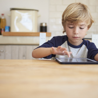 iStock-639001852 ipad jongen boy game huis 