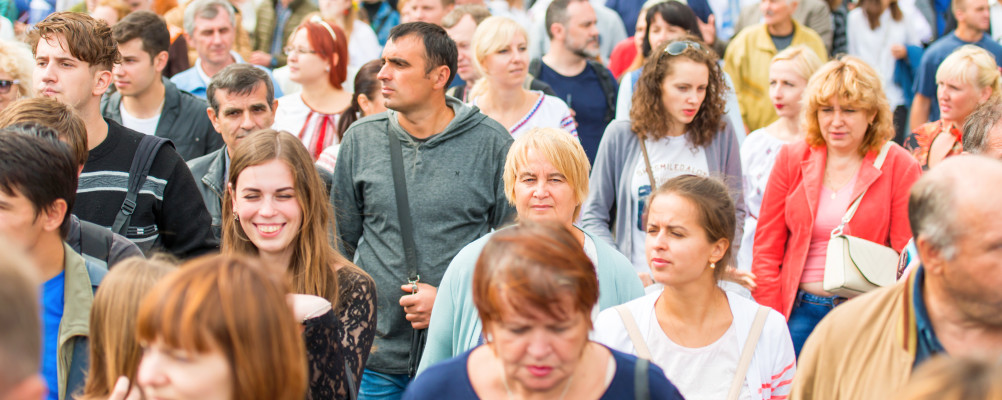 Crowd mensen straat 