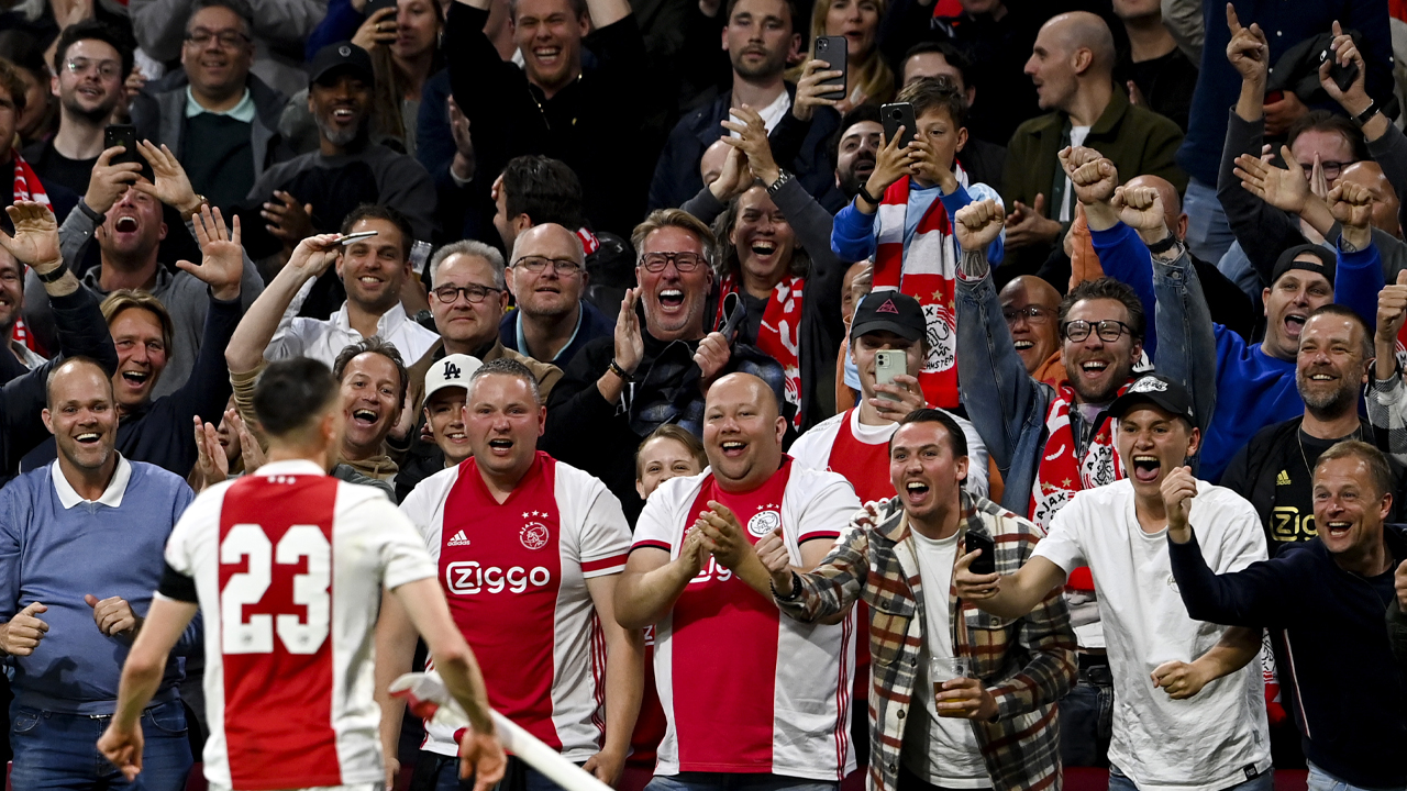 'Ajax-supporters Drinken Recordhoeveelheid Bier Tijdens ...