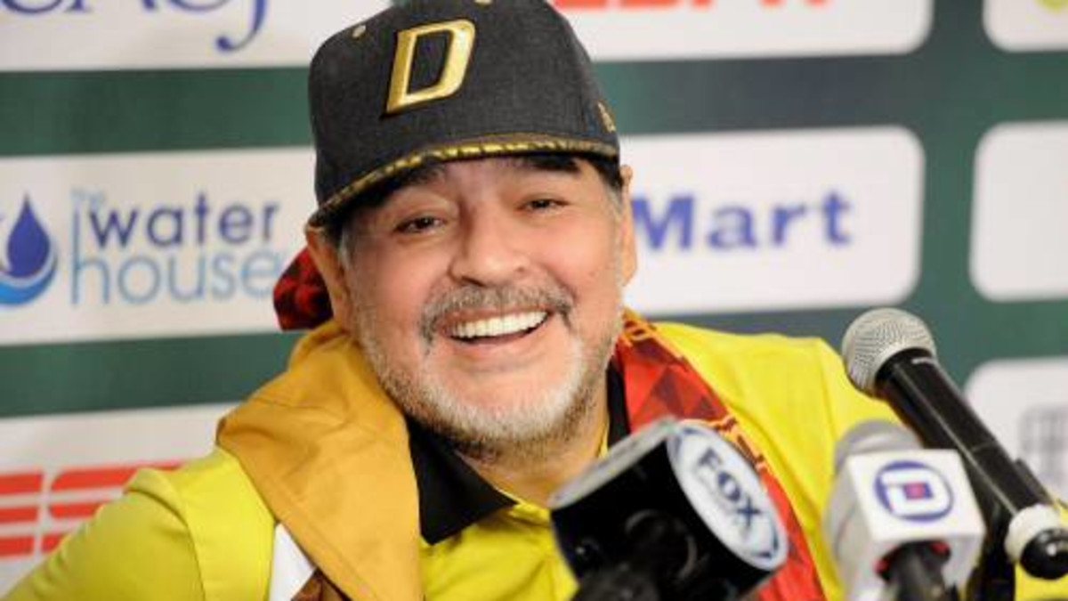 Maradona blijft nog een seizoen in Mexico