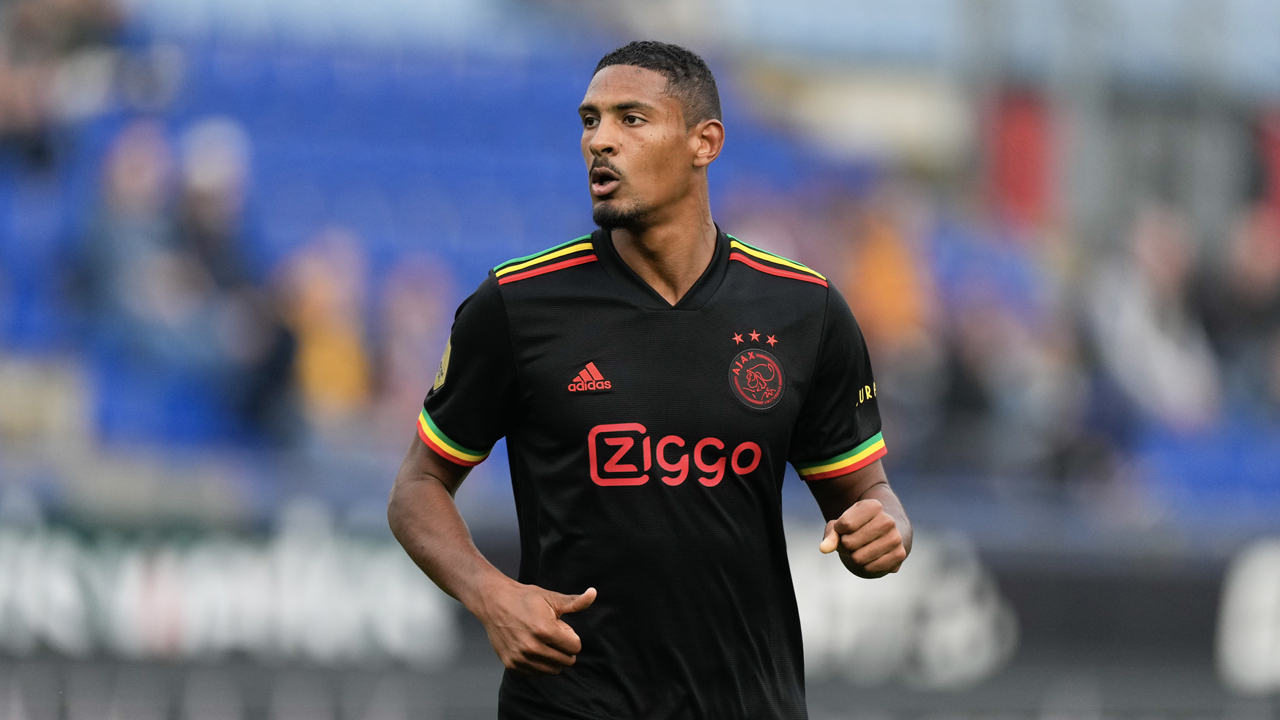 Ajax moet populaire Bob Marley-shirt aanpassen van UEFA | Vandaag Inside