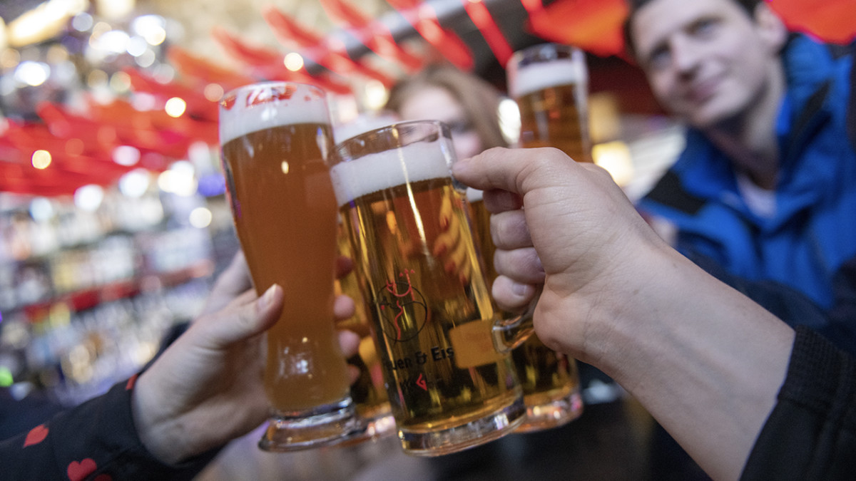 Nevelig Zilver jukbeen Nederlanders kopen massaal bier in Duitsland: 'Het scheelt me €5 per krat  als ik het hier koop' | Vandaag Inside