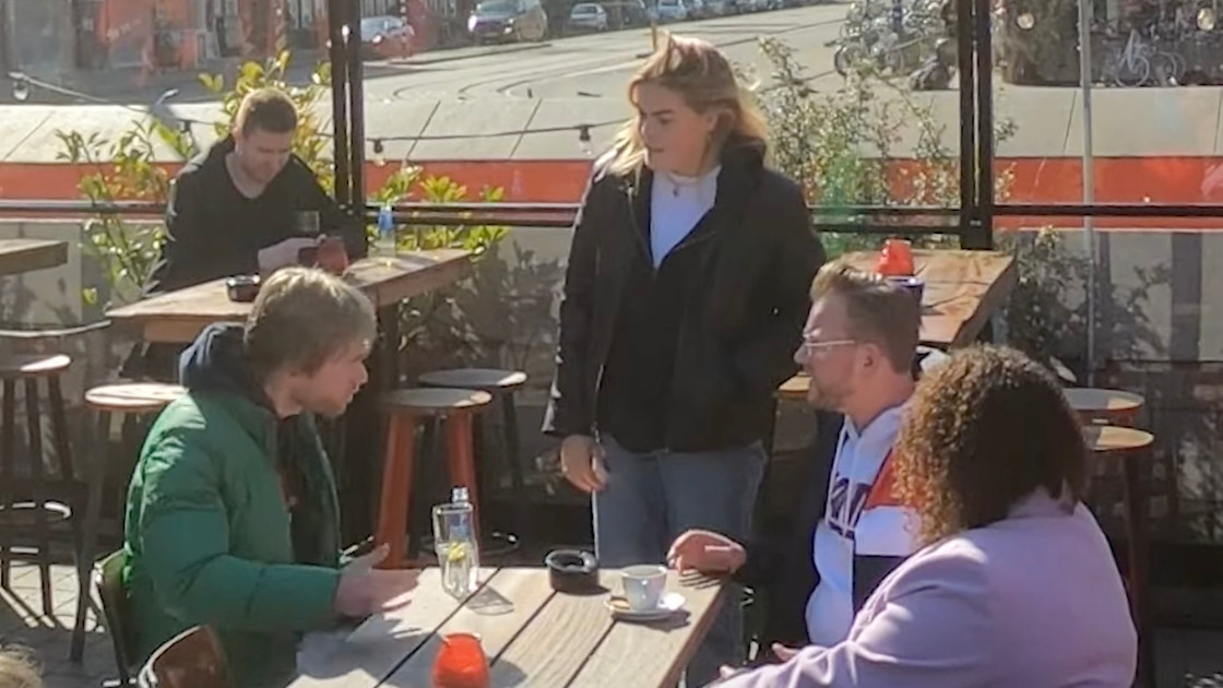 Video Gravin Eloise grijpt in bij vermeend racistisch gesprek 'Ik tril helemaal' Vandaag Inside