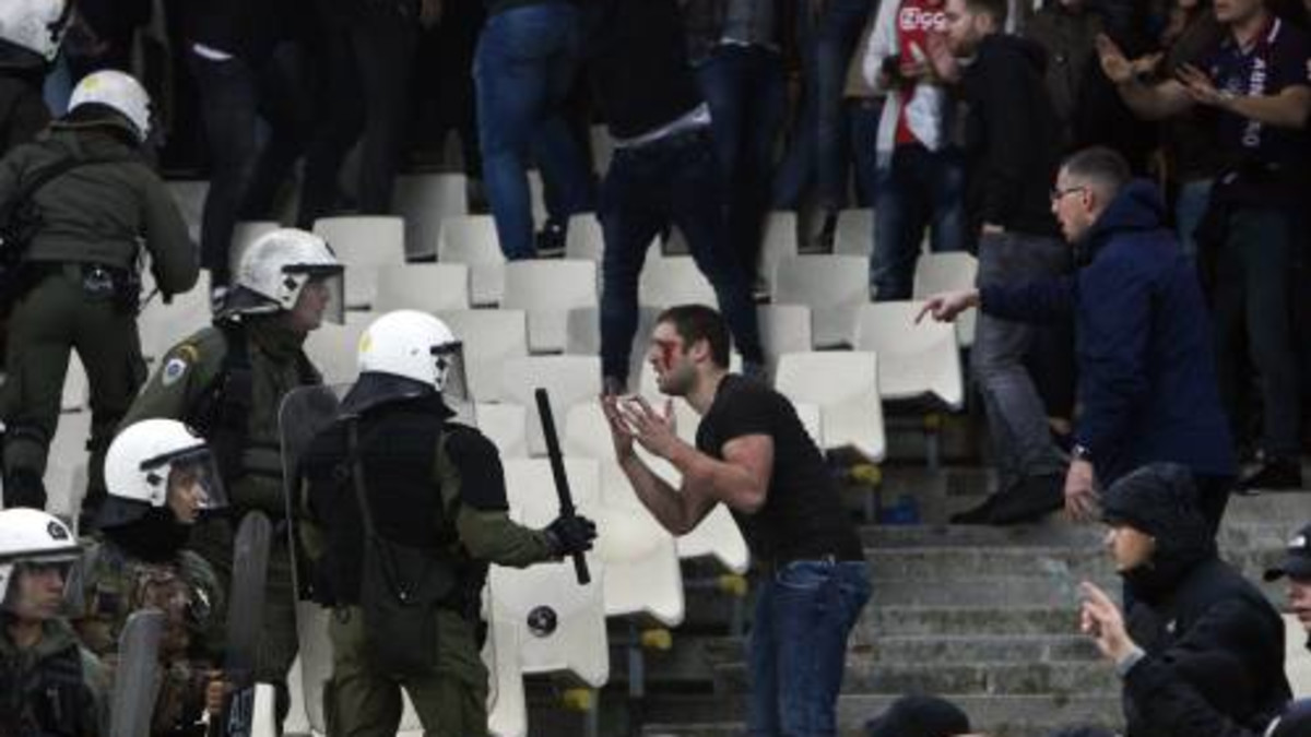 Fanclub Ajax laakt optreden Griekse politie