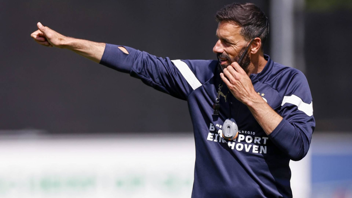 PSV wint eerste oefenduel met Van Nistelrooij als trainer