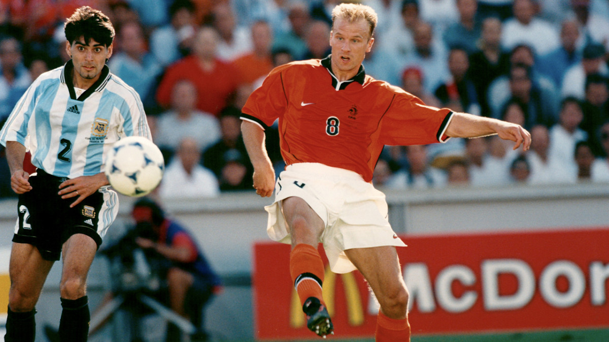 Vandaag in 1998: Bergkamp schakelt Argentinië op fenomenale wijze uit op  het WK | Vandaag Inside