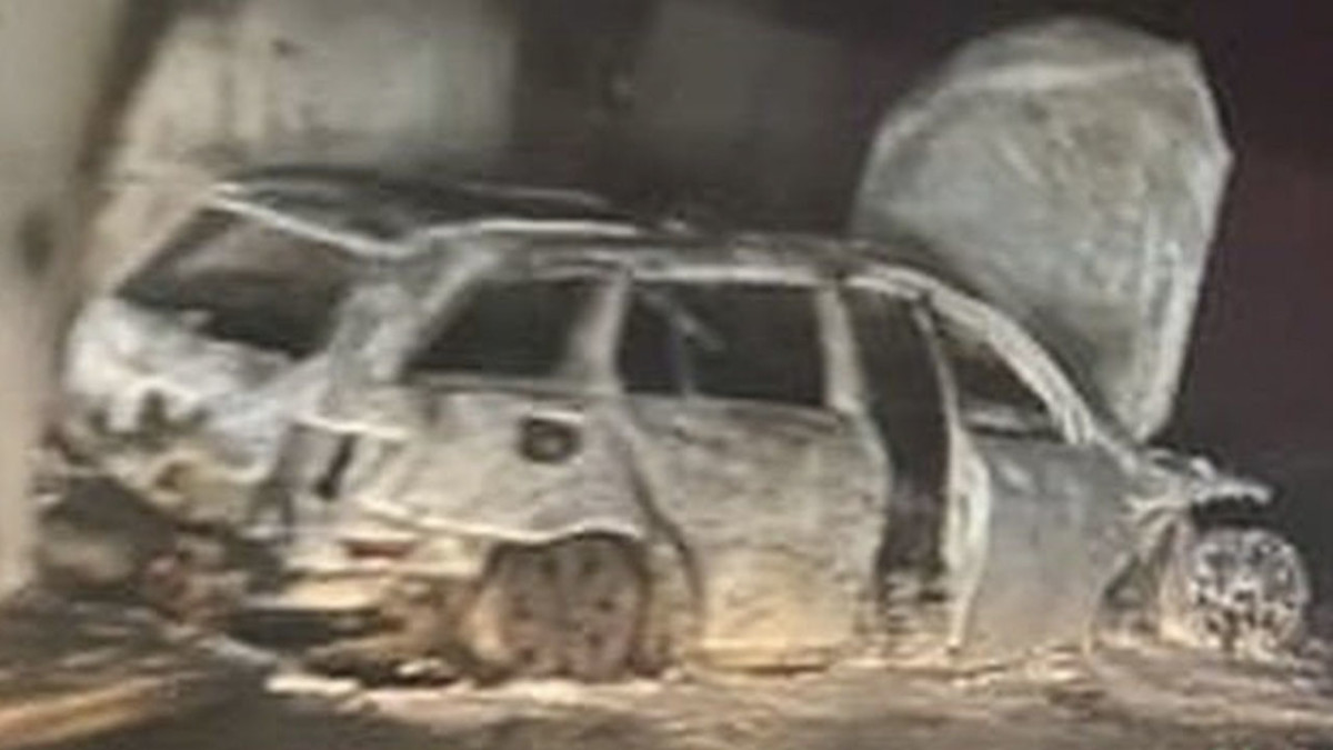 Bosnië auto van de scheidsrechters in brand