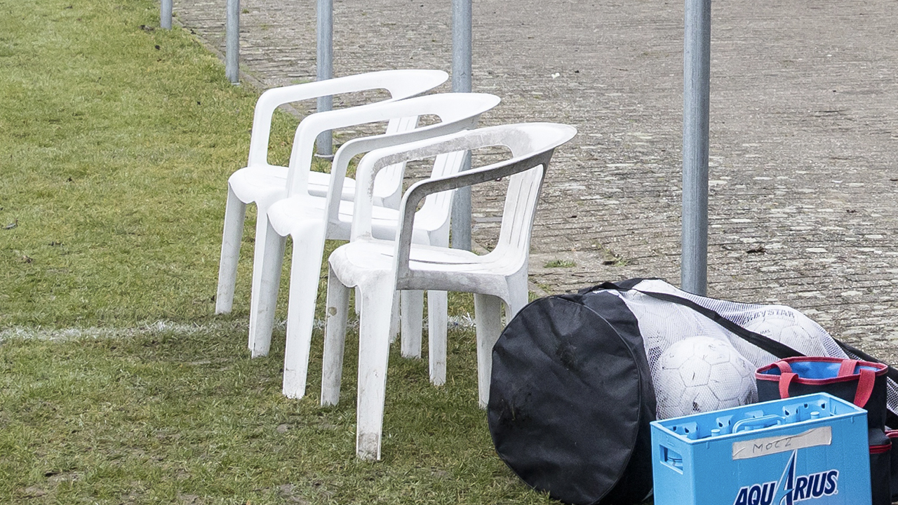 Amateurwedstrijd Gestaakt Nadat Trainer 'per Ongeluk' Stoel Gooit Naar ...