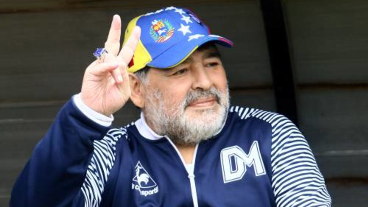 Maradona blijft toch trainer van Gimnasia