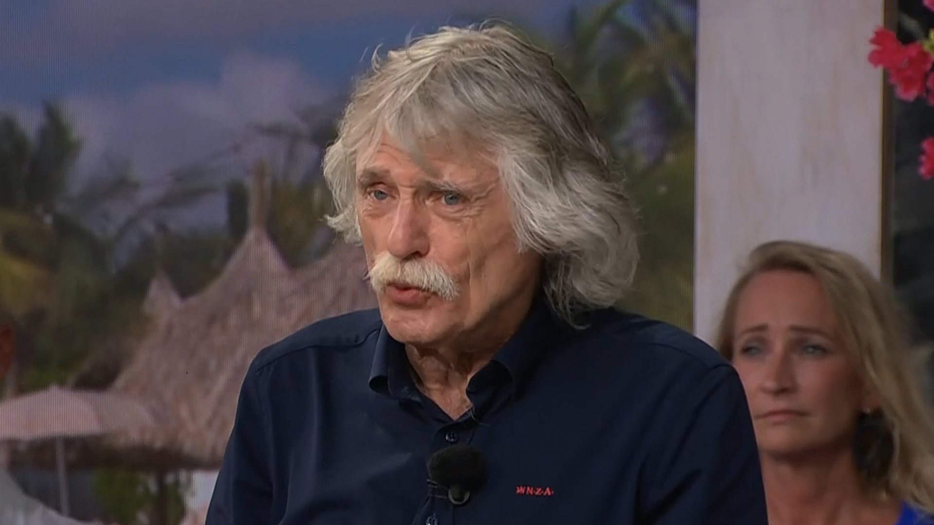 Johan Derksen: ‘Je schaamt je kapot dat zo’n gozer een Oranje-shirt  aanheeft!’
