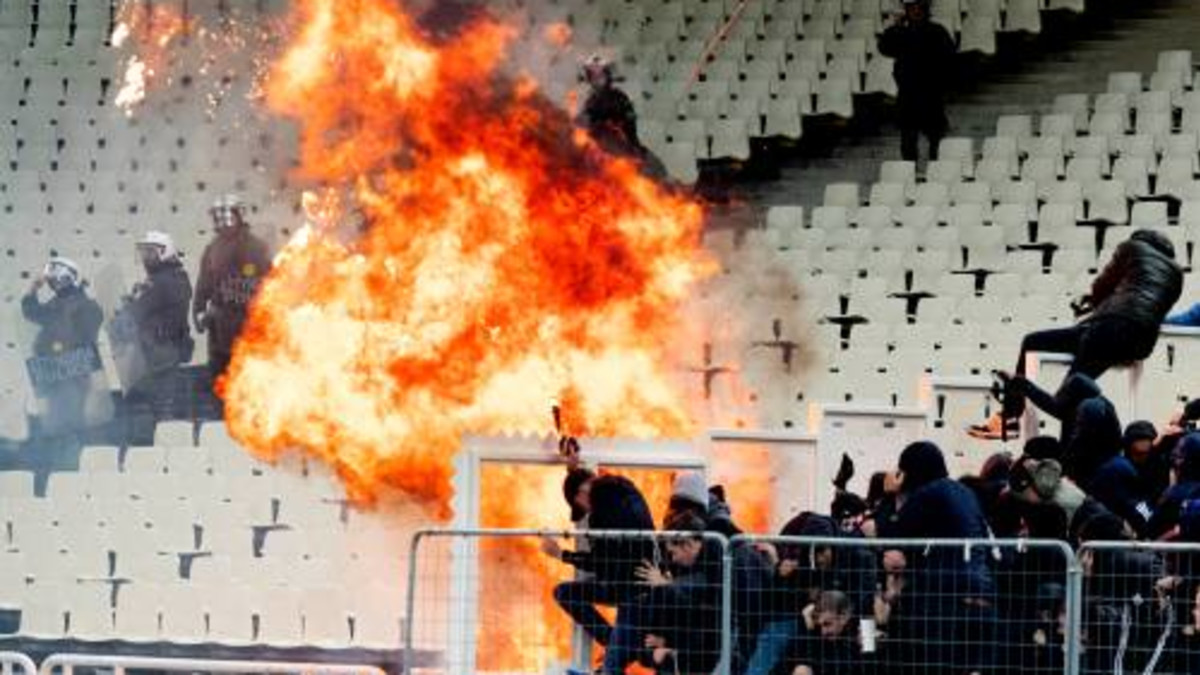 UEFA onderzoekt rellen bij AEK Athene - Ajax