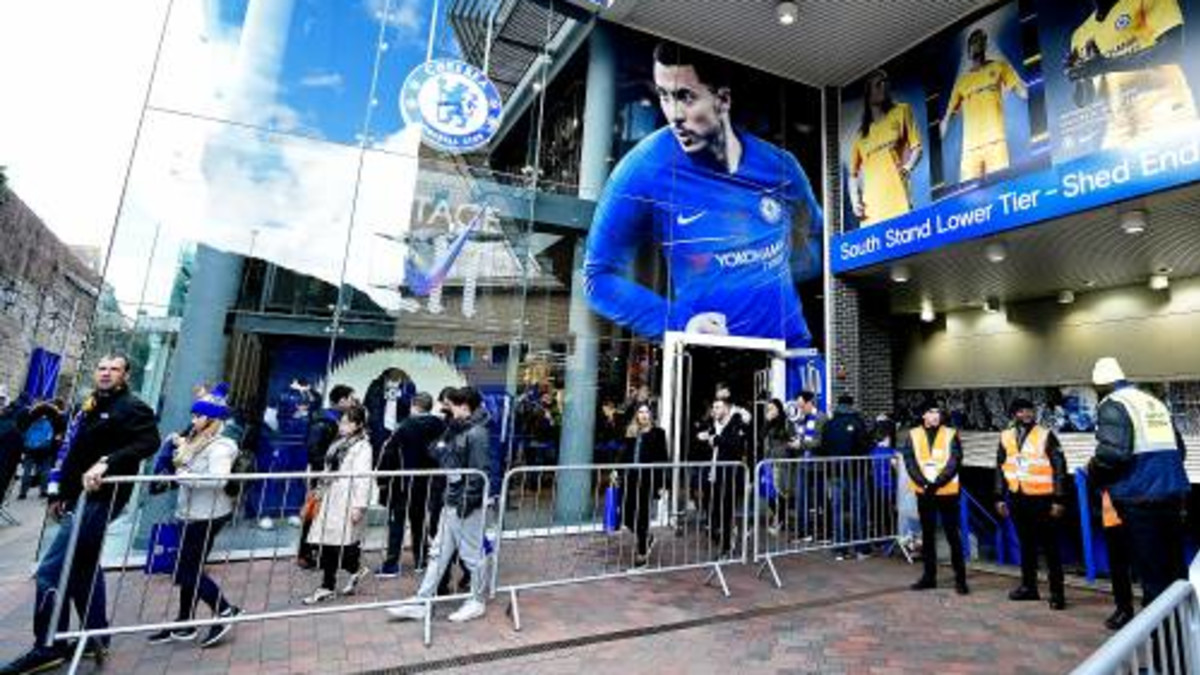 Hazard redt in blessuretijd punt voor Chelsea