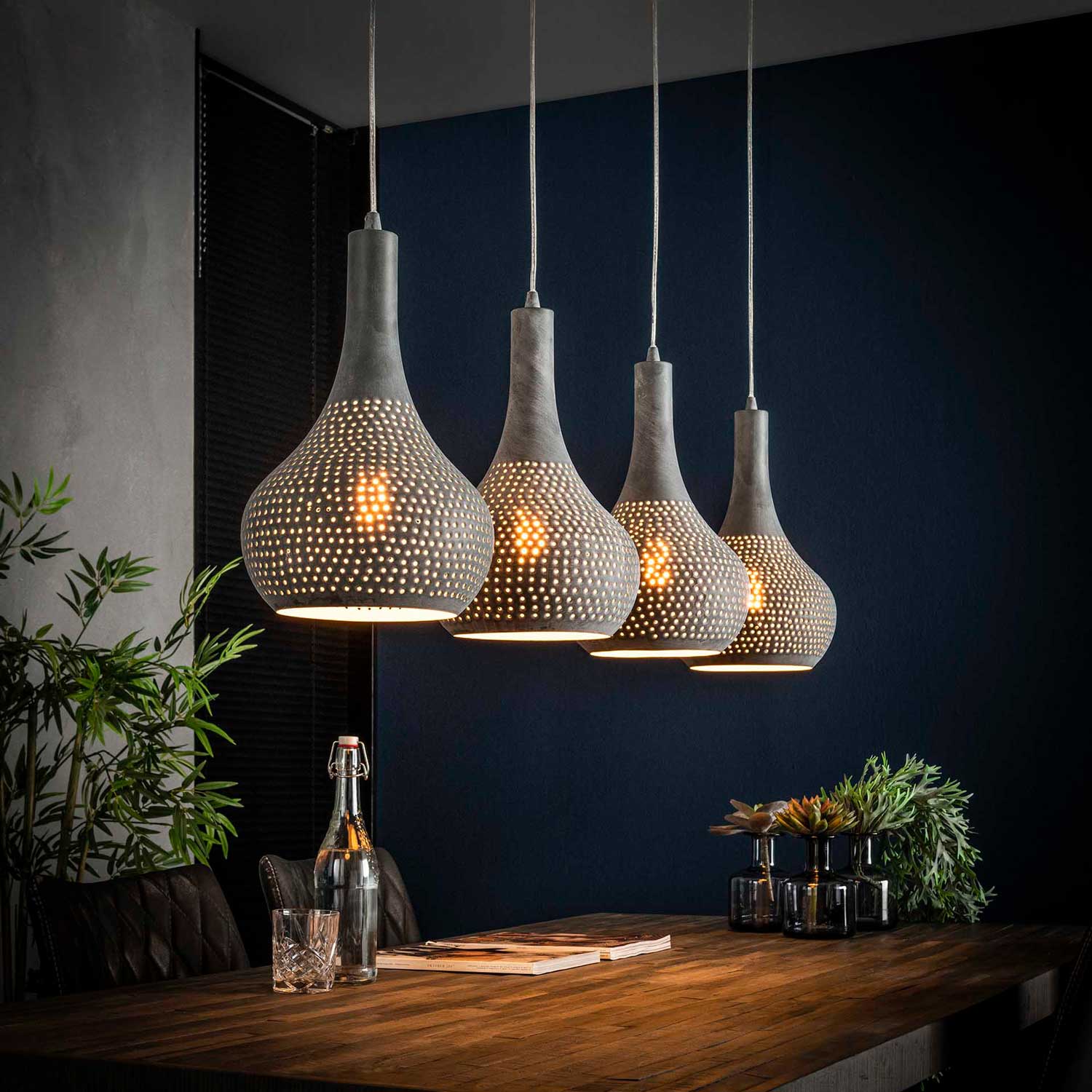 Lampen über Tisch