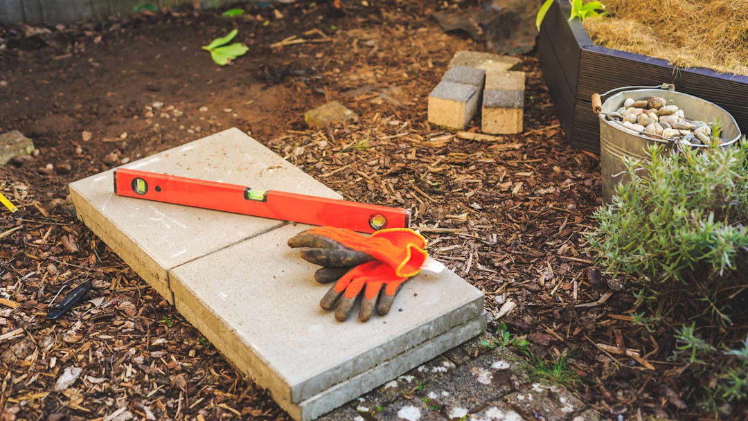 Gartenplatten verlegen Möglichkeiten, Kosten & Tipps für eine