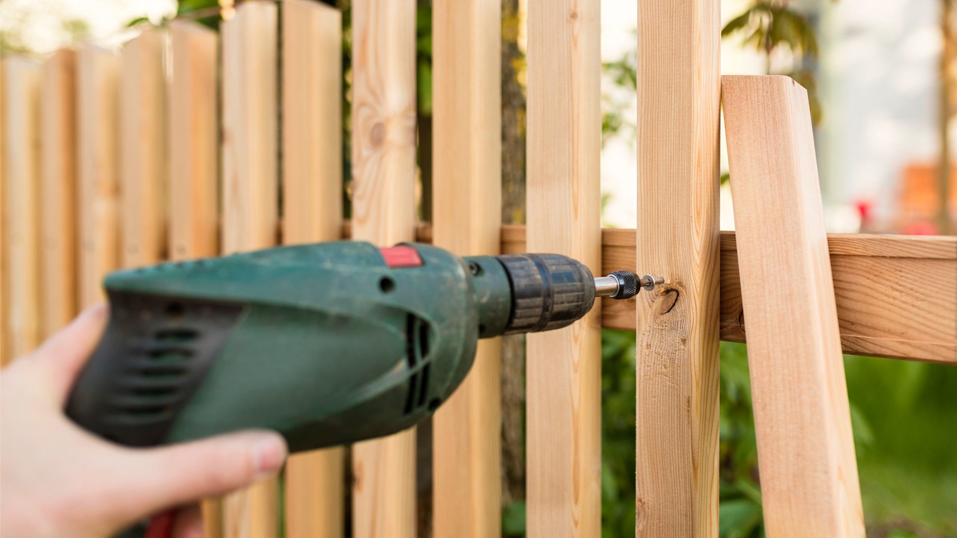 Gartenzaun vom Gärtner bauen lassen hier bequem online buchen