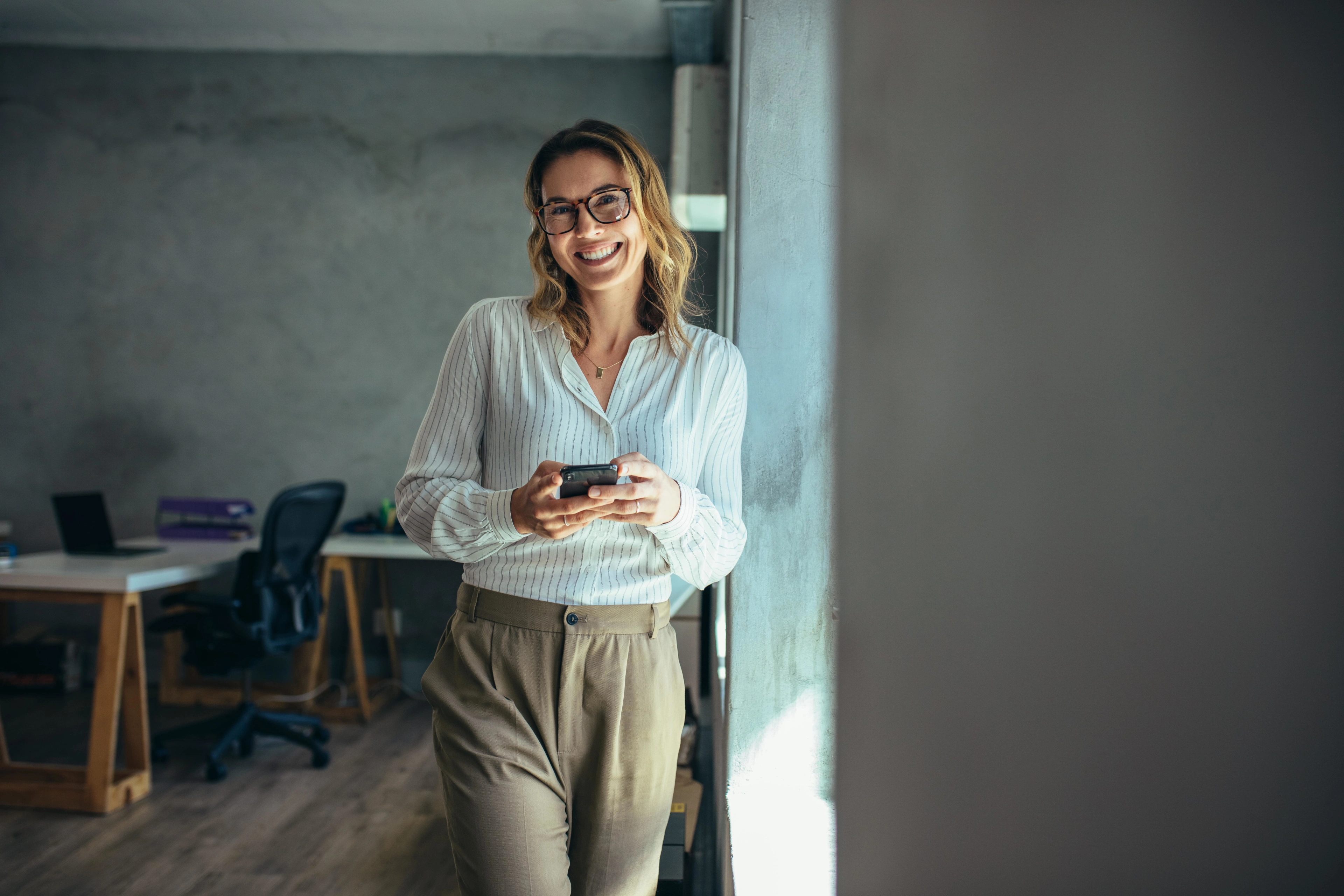 Fröhliche Geschäftsfrau im Büro