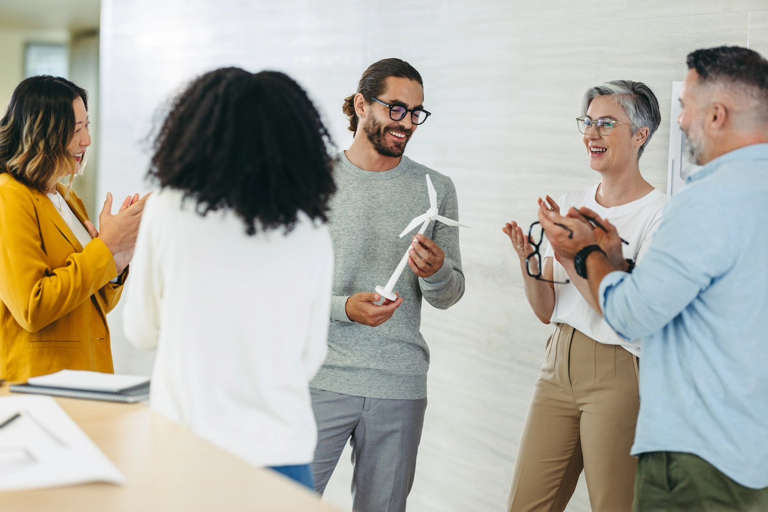 Team Applaudiert während einem Meeting