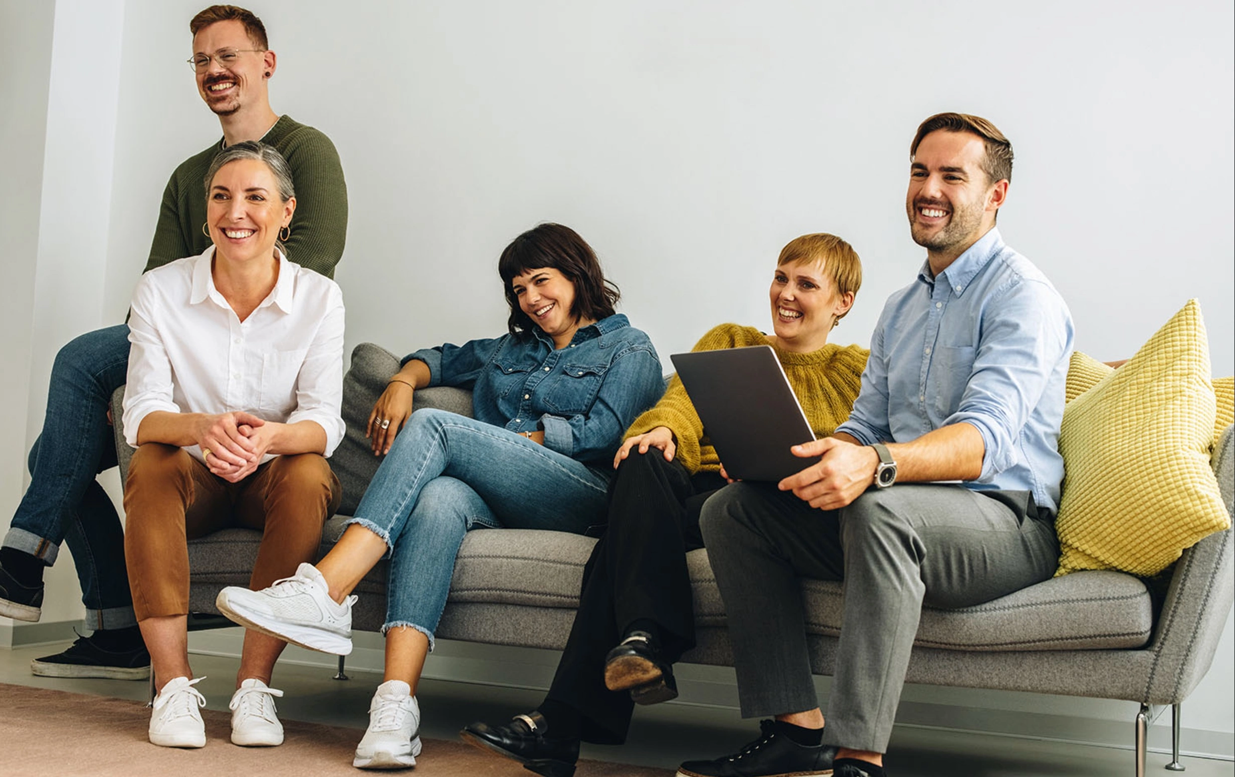 Ein glückliches Kreativteam sitzt in der Lobby - 3:2