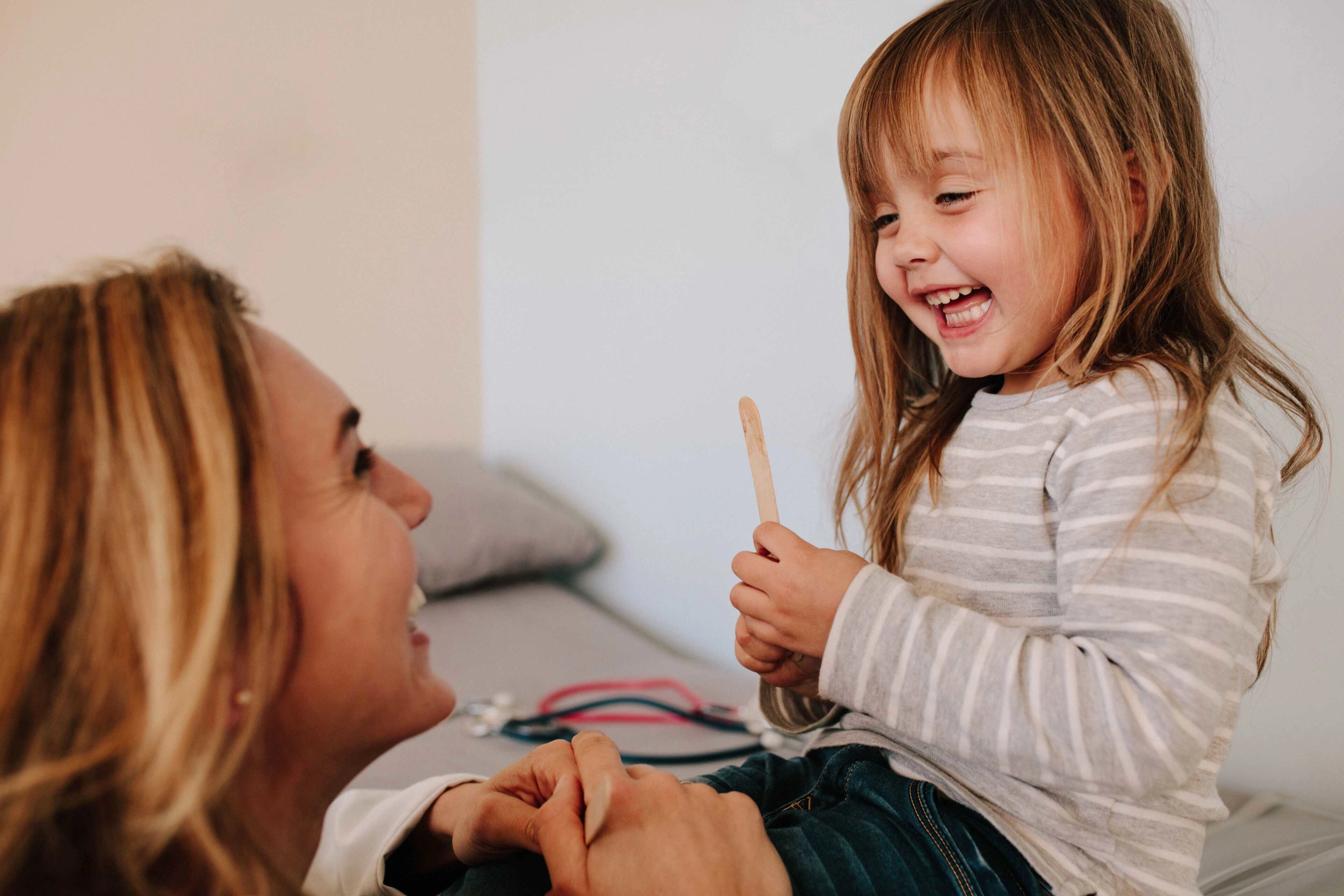 Mädchen besucht ihren Kinderarzt zur Untersuchung - 3:2