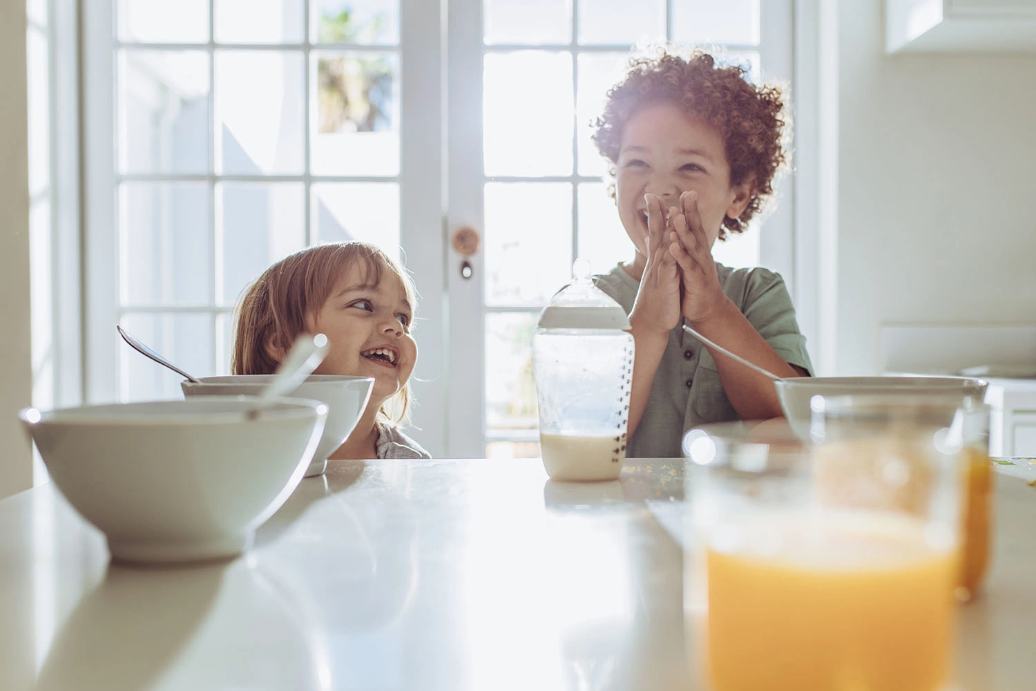 Lächelnde Kinder am Frühstückstisch - 3:2