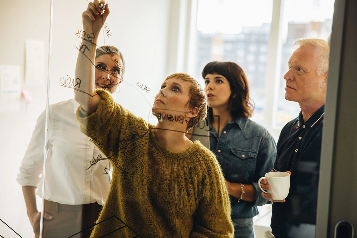 Geschäftsleute beim Brainstorming im Büro - 3:2