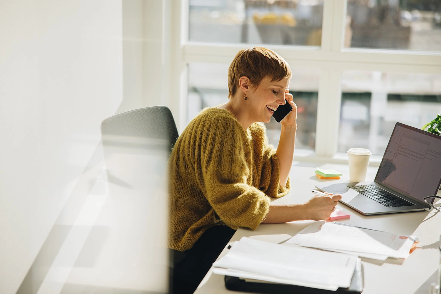 Weibliche Führungskraft bei der Arbeit im Büro - 3:2