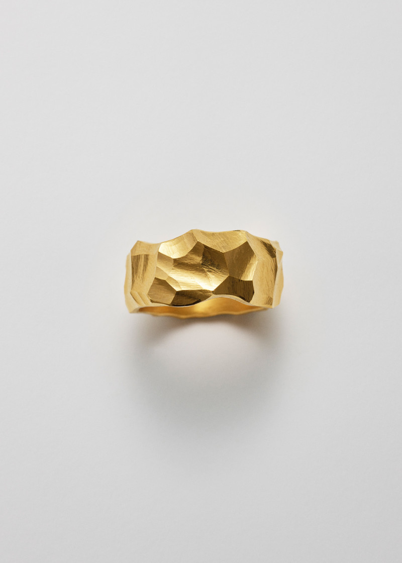 rauk ring narrow carved gold p2