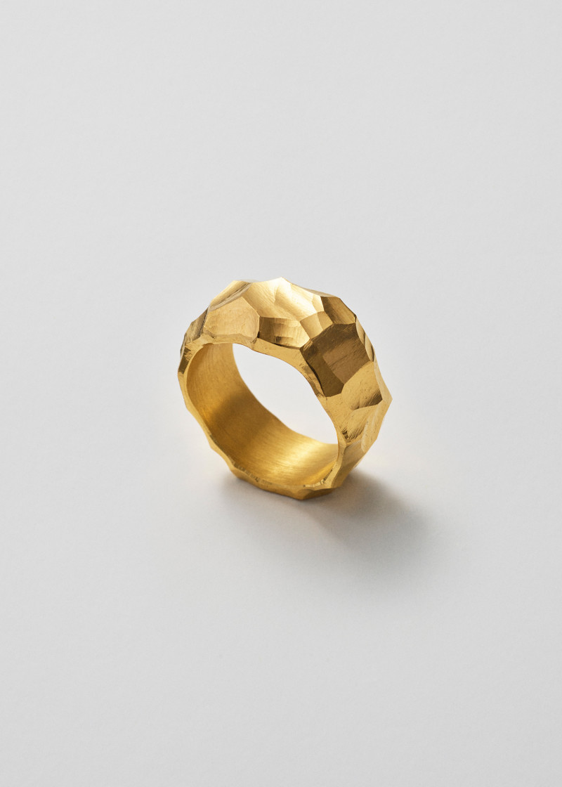 rauk ring narrow carved gold p1