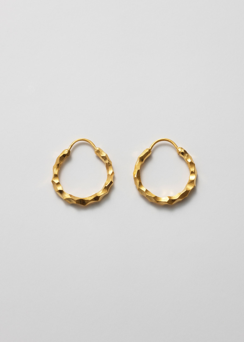 snake earrings medium carved gold p1