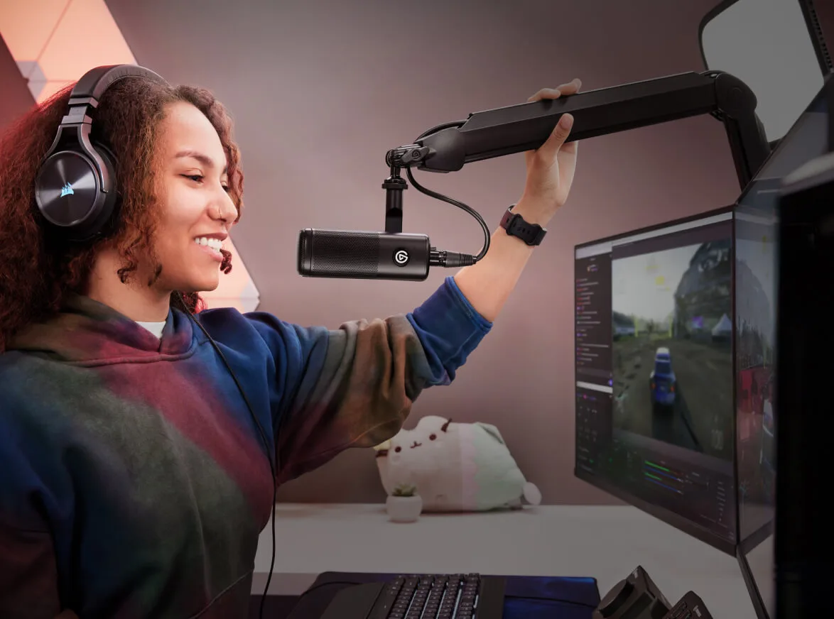 Streamer adjusts Mic Arm and dynamic microphone