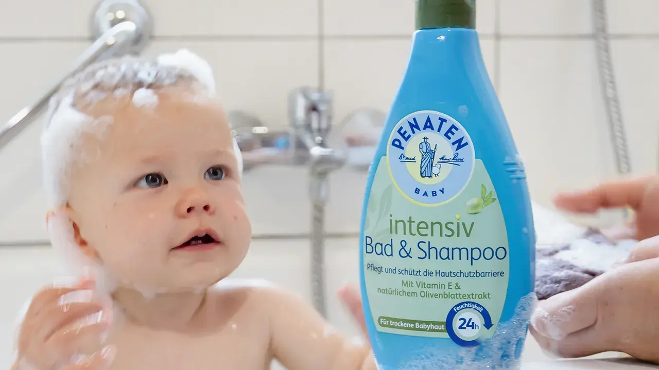 Baby sitzt in Badewanne