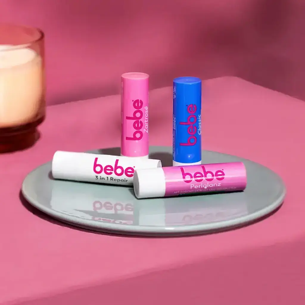 Verschiedene Lippenpflege Stifte auf einem runden Tablett