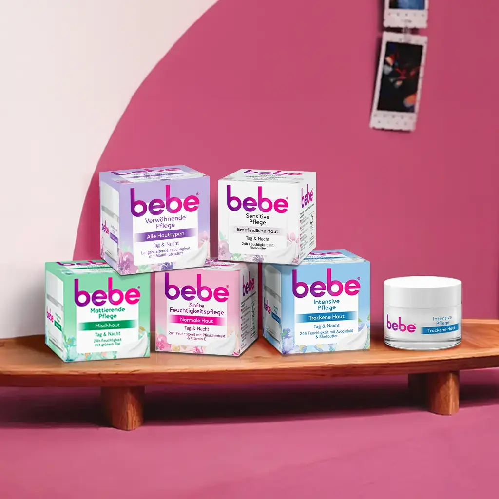 Verschiedene bebe Cremes auf einer hölzernen Unterlage