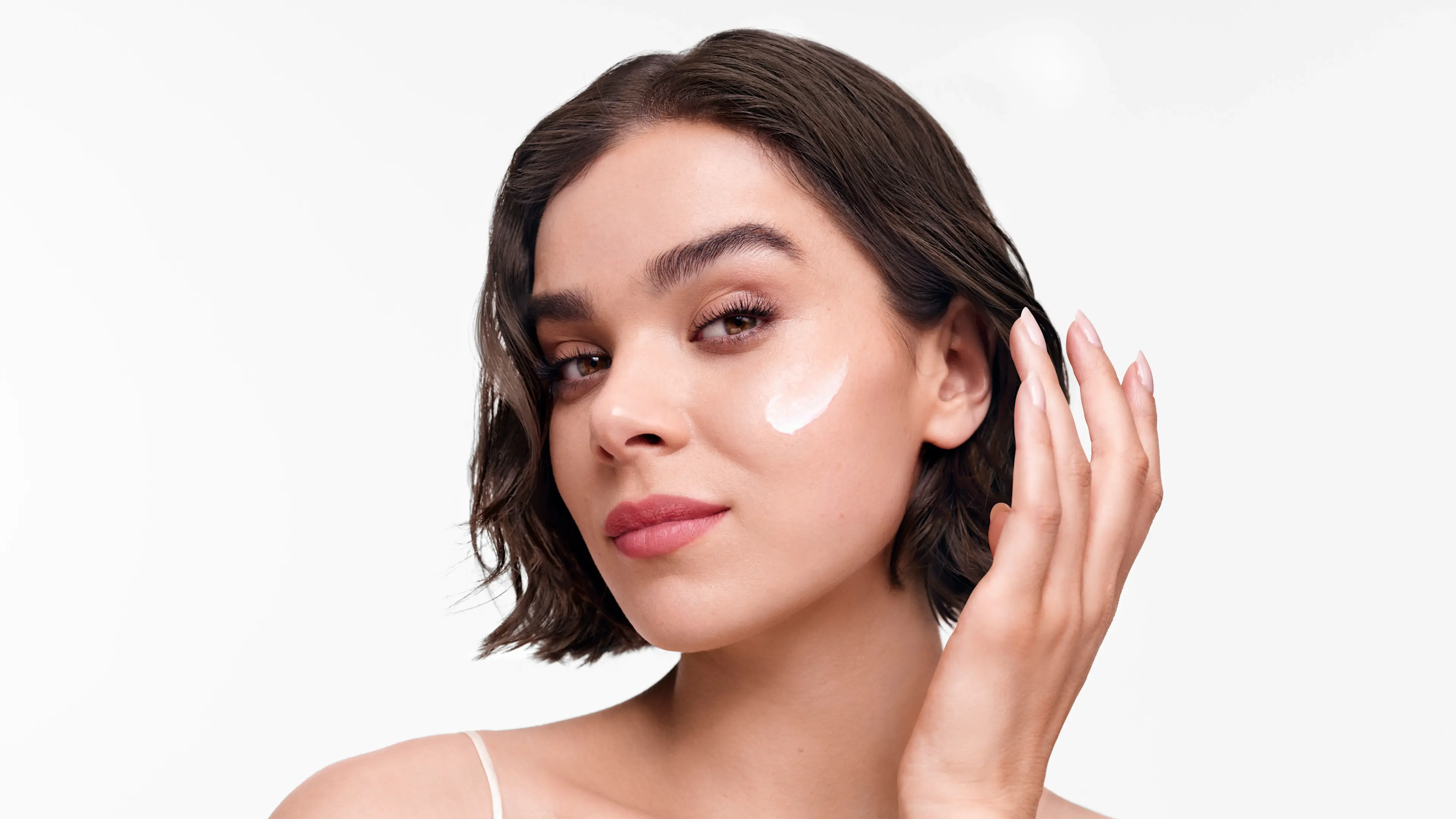 Schauspielerin Hailee Steinfeld nutzt Neutrogena Collagen Bank als Teil ihrer Gesichtspflege ​