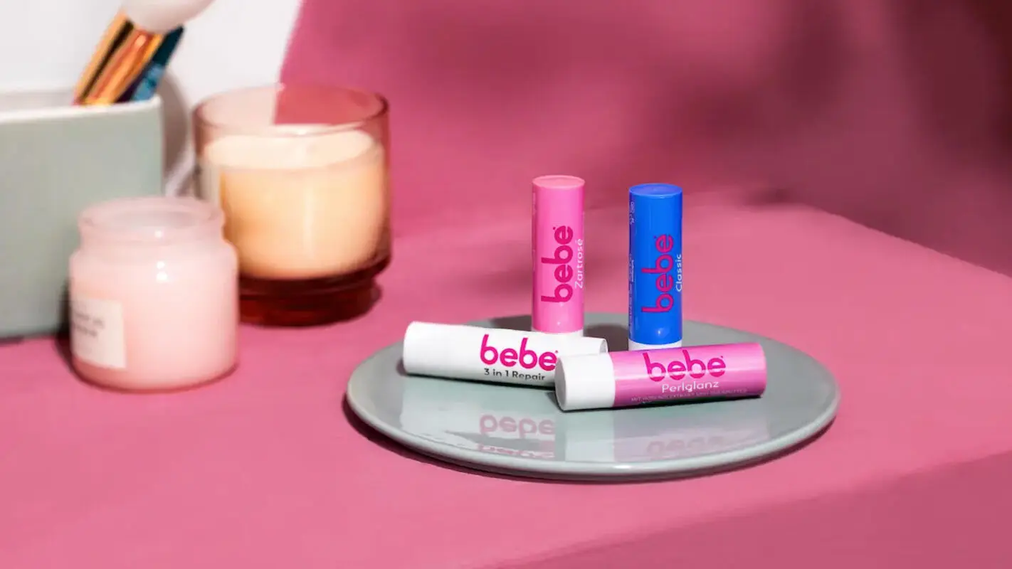 bebe® Lippenpflegestifte auf einem glänzenden Teller