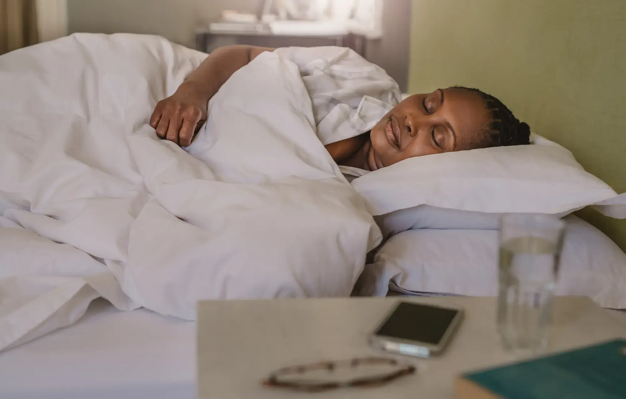 Eine ältere Frau, die in einem Bett schläft.