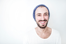 Mann mit Mütze lächelt