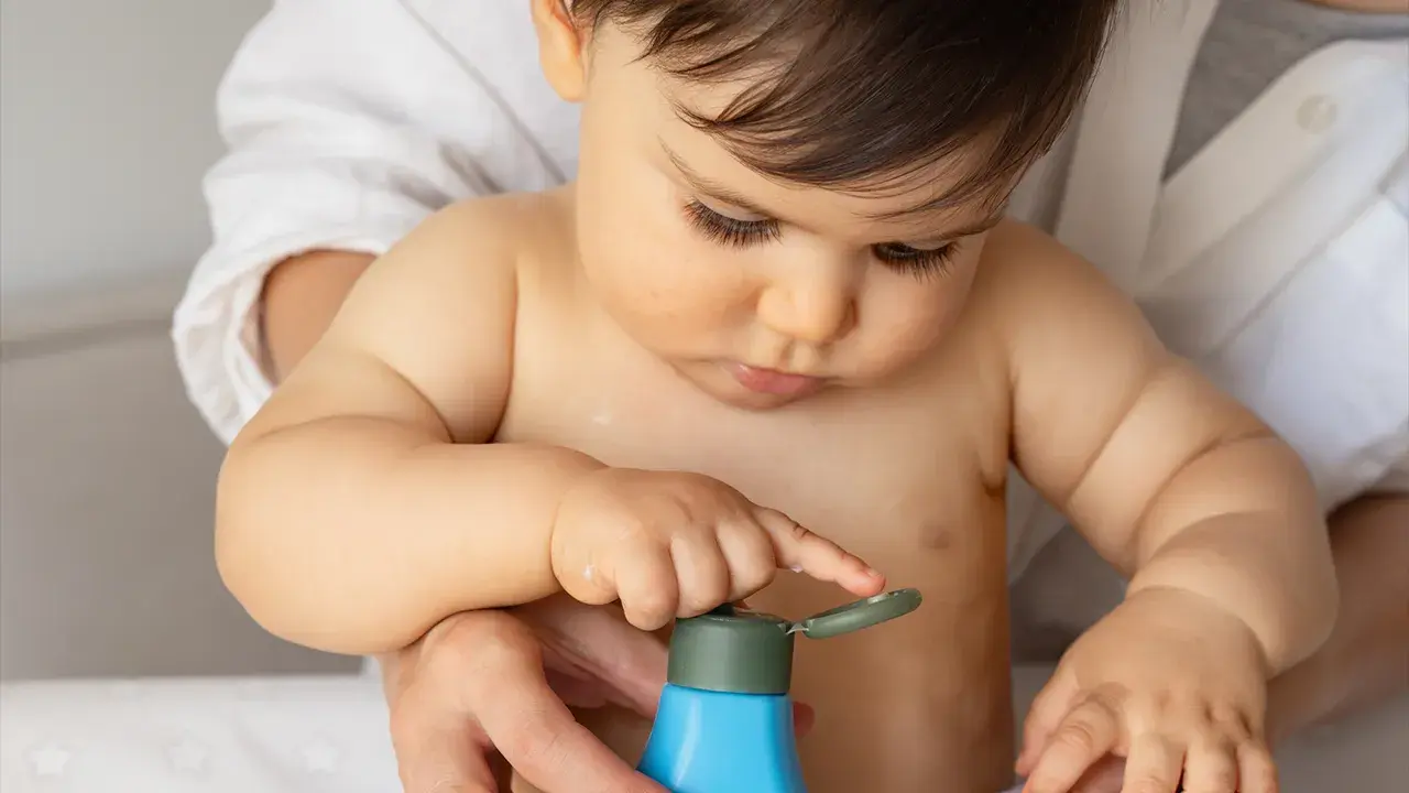 Babyhaut – Baby spielt mit Penaten Produkt