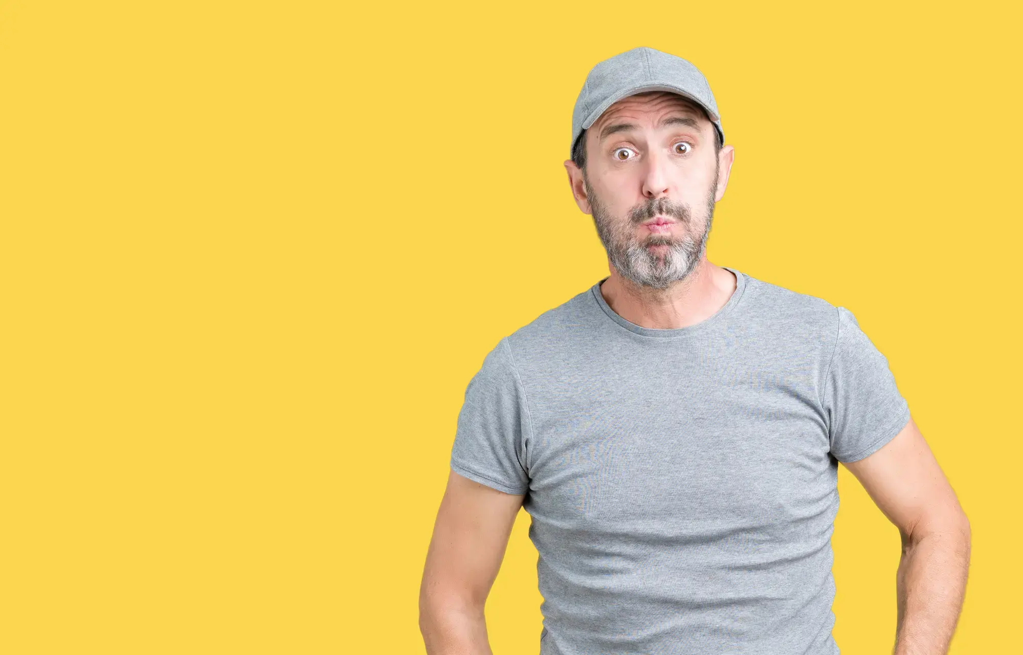 Ein Mann, der seinen Mund zuhält als hätte er einen schlechten Atem