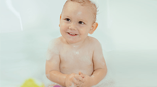 Babyhaare: So macht das Haarewaschen Spaß