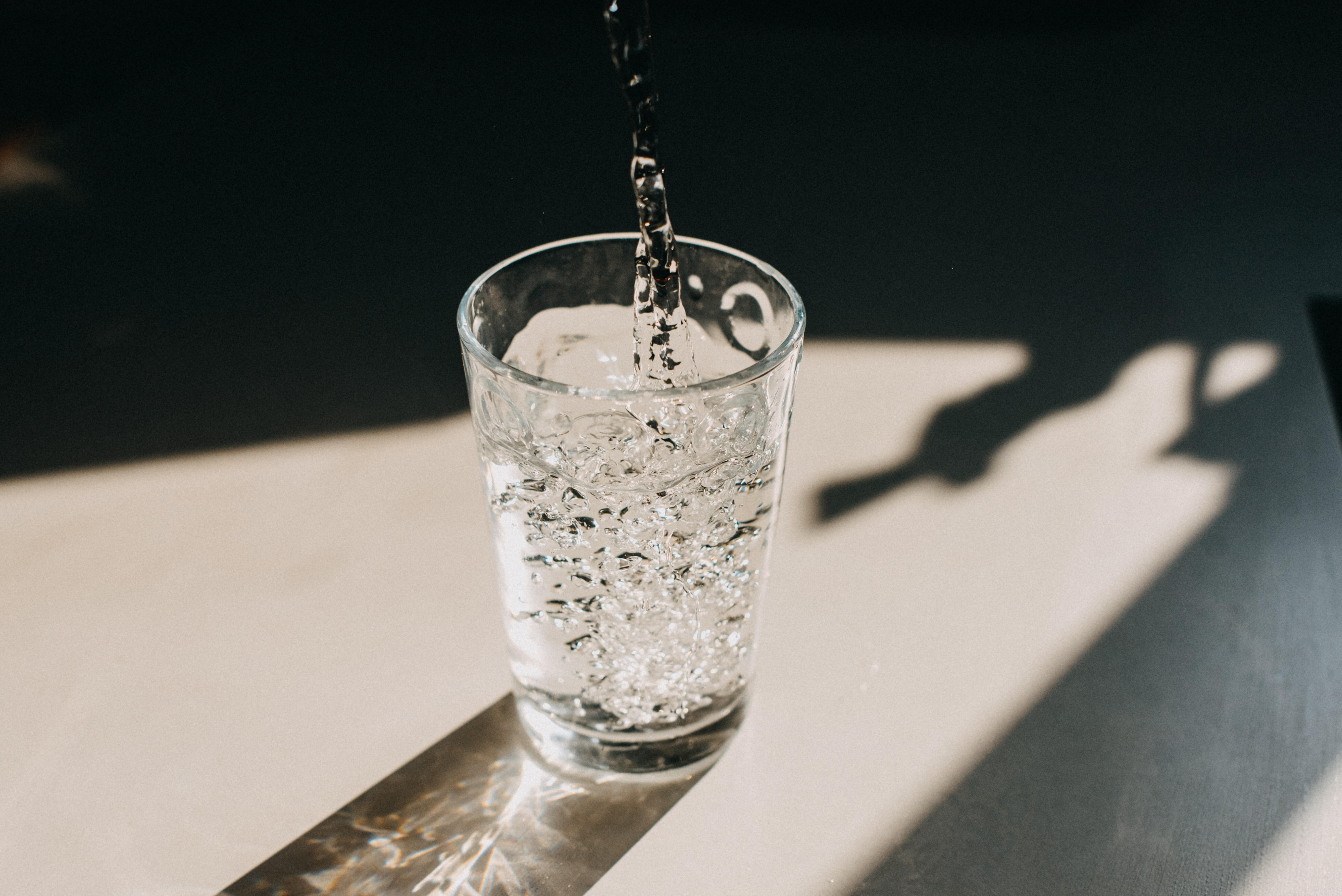 Ein Glas mit frischem Wasser