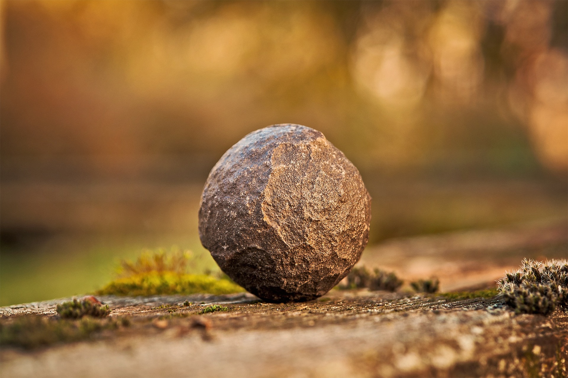 Round metallic stone