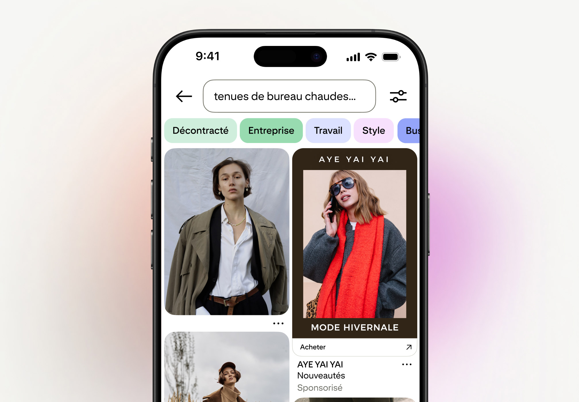 Écran de smartphone affichant la recherche « tenues de bureau chaudes pour l’hiver » avec des catégories (Décontracté, Entreprise, Travail, Style, Business) et des résultats, dont une annonce mode hivernale sponsorisée Aye Yai Yai avec le bouton Acheter.