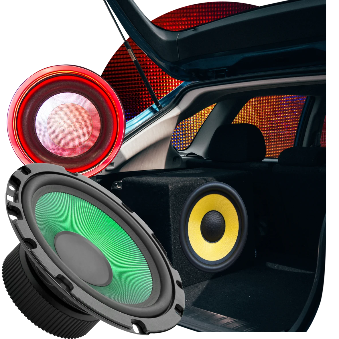 Colagem de peças do sistema de som de um carro. Alto-falantes vermelho, amarelo, preto e verde. Carro com o porta-malas aberto na frente de um grande farol.
