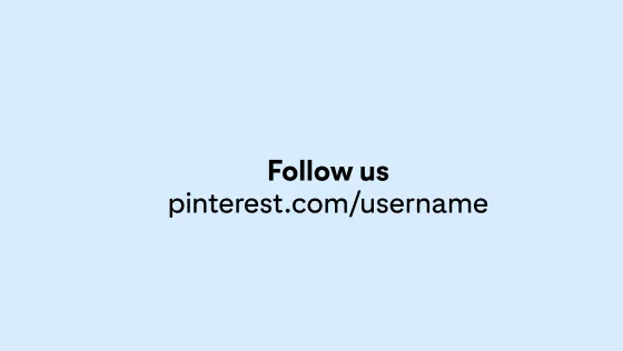 Una URL de muestra de la cuenta y una CTA de Pinterest centrada sobre un fondo celeste