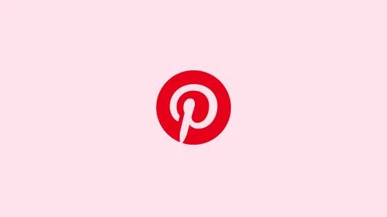 Un logotipo rosa claro de Pinterest encerrado con un círculo rojo sobre un fondo rosa claro
