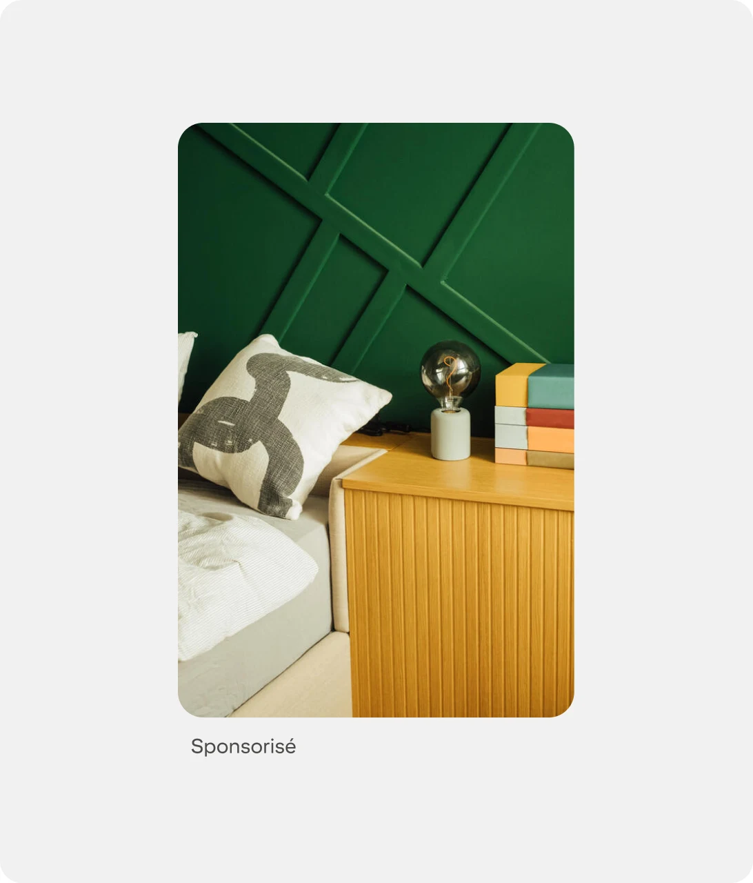 Annonce image standard montrant une chambre décorée de façon moderne avec des motifs géométriques. 